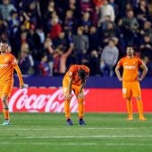 Los jugadores del Málaga, abatidos tras el gol de Boateng que les manda a Segunda
