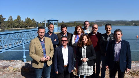 Representantes de la Mancomunidad del Gasset durante la visita al pantano