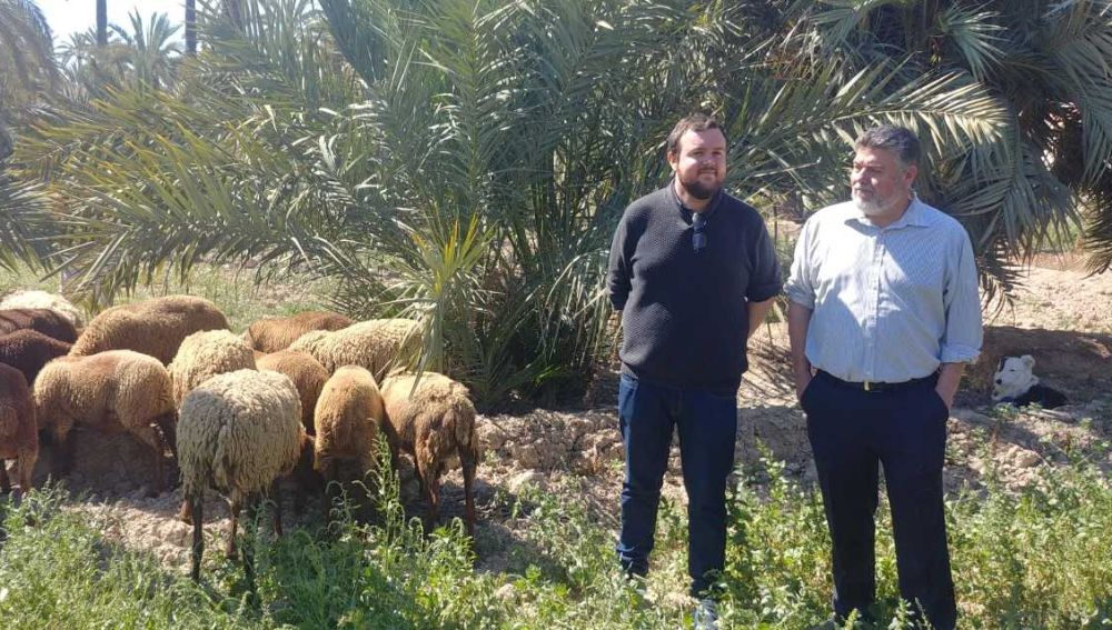 El concejal de Medio Ambiente junto al presidente de la ADR en el Hort del Pontos 