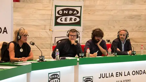 Iñigo Losada charla con Julia Otero sobre el IH Cantabria Cientos de personas disfrutan en directo del programa 'Julia en la Onda' desde Santander