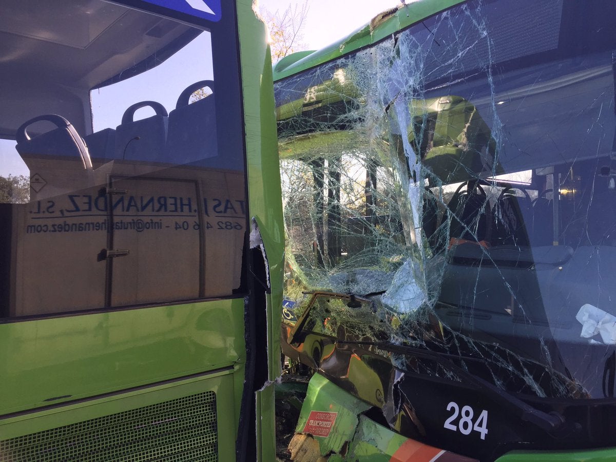 Un choque entre dos autobuses en la A-6 deja 19 atendidos, cuatro de ellos con ingreso hospitalario Un choque entre dos autobuses en la A-6 deja 19 atendidos, cuatro de ellos con ingreso hospitalario