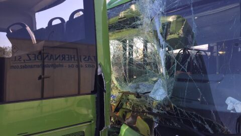 Los dos autobuses tras la colisi&oacute;n