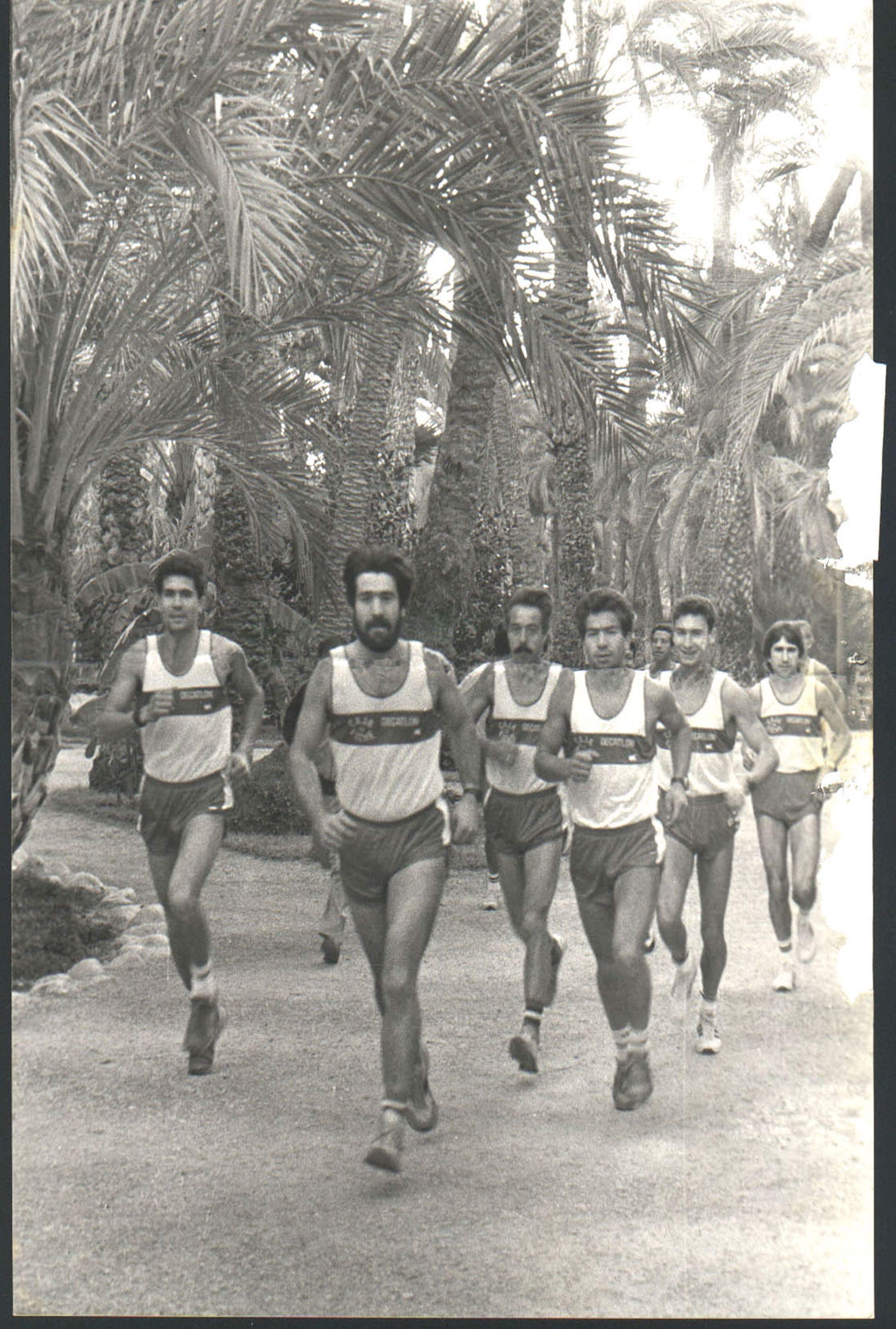 Francisco Sánchez recorre la historia del Decatlón Elche en un libro único Francisco Sánchez recorre la historia del Decatlón Elche en un libro único
