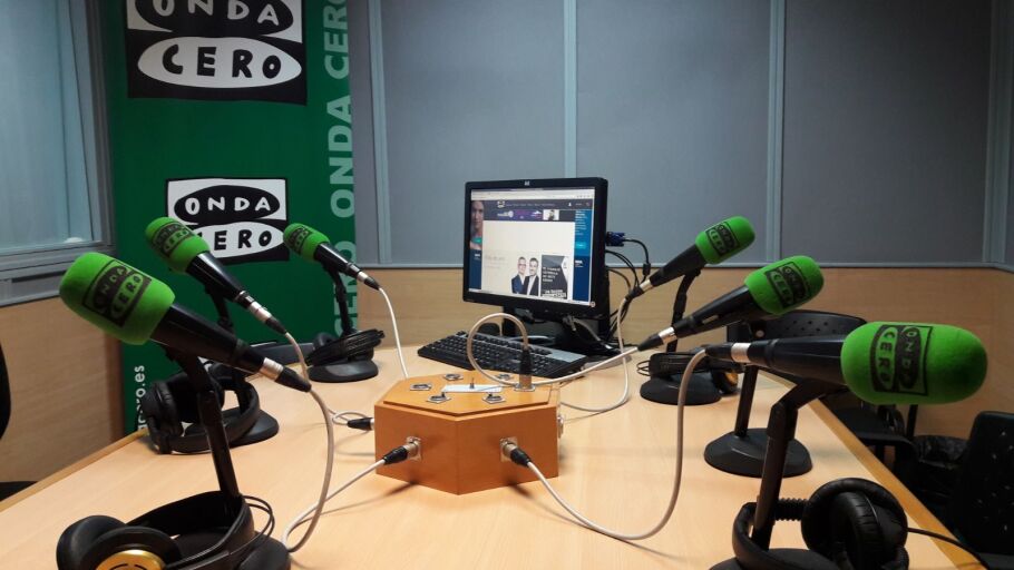 97.6 y 100.2 FM