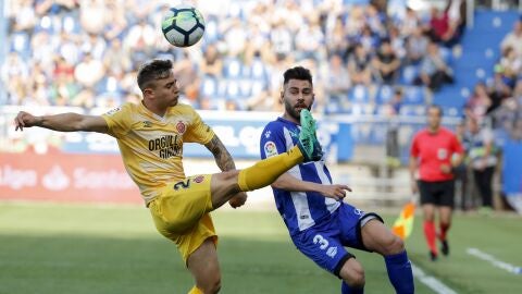 Pablo Maffeo despeja el bal&oacute;n