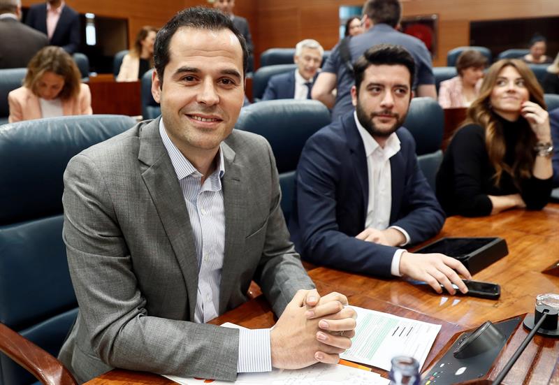 Aguado niega contactos entre Ciudadanos y Vargas Llosa pero recalca que "el talento" tiene "la puerta abierta" Aguado niega contactos entre Ciudadanos y Vargas Llosa pero recalca que "el talento" tiene "la puerta abierta"
