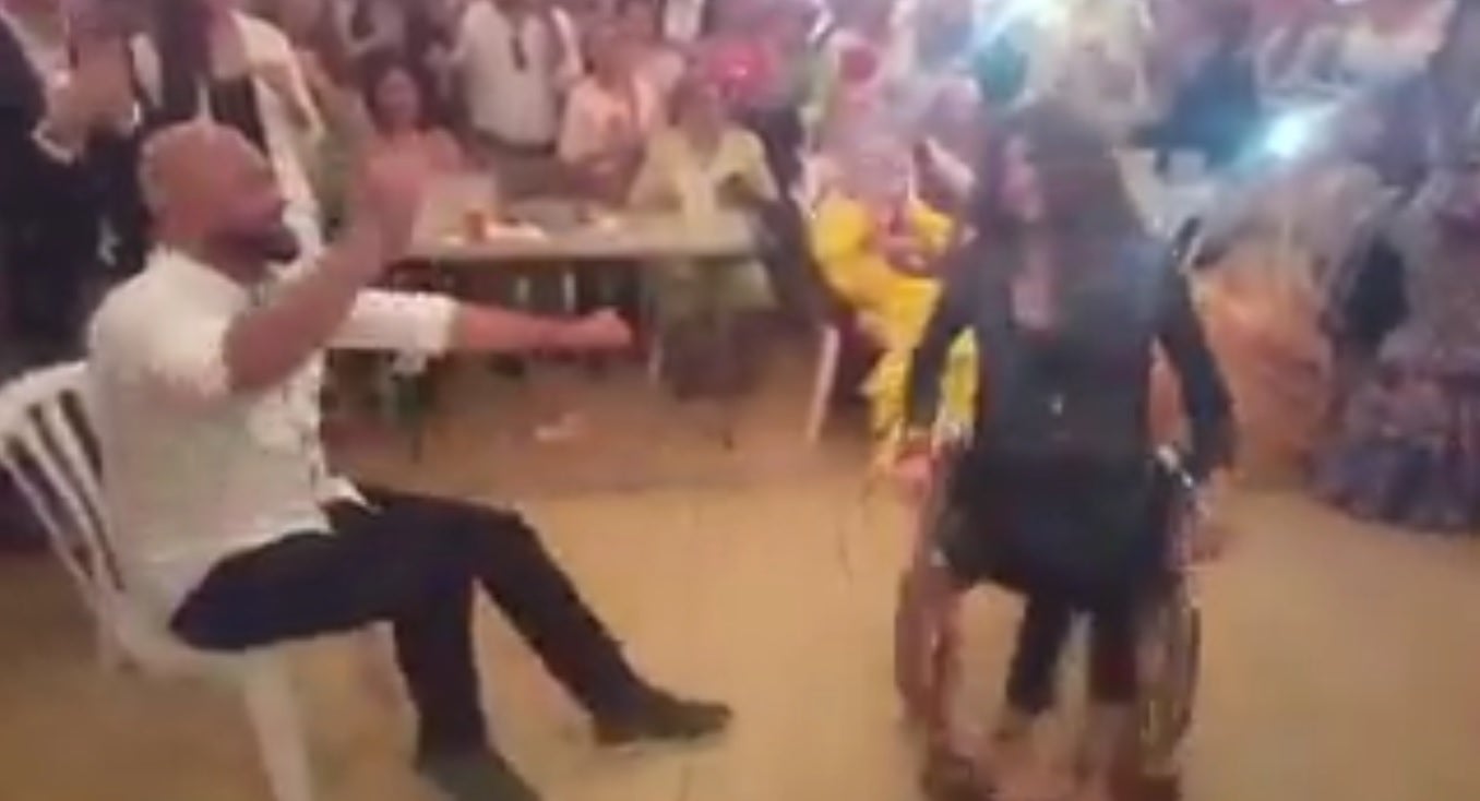 El vídeo de una joven en silla de ruedas bailando sevillanas en la Feria de Abril que arrasa en las redes El vídeo de una joven en silla de ruedas bailando sevillanas en la Feria de Abril que arrasa en las redes