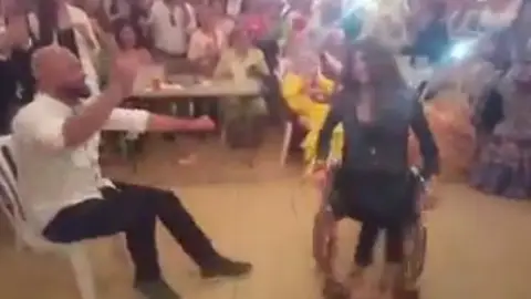 Joven bailando en silla de ruedas en la Feria de abril Joven bailando en silla de ruedas en la Feria de abril
