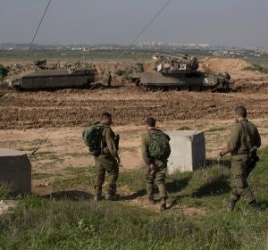 Soldados israelíes montan guardia en la frontera entre Israel y Gaza Soldados israelíes montan guardia en la frontera entre Israel y Gaza