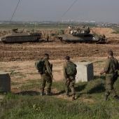 Soldados israelíes montan guardia en la frontera entre Israel y Gaza