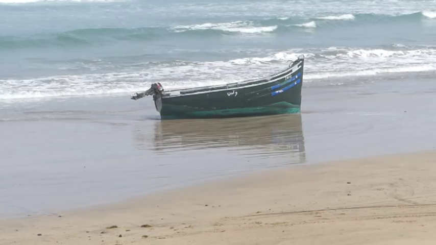 Una familia con un bebé huye de Marruecos en una patera y logra llegar sana y salva a España Una familia con un bebé huye de Marruecos en una patera y logra llegar sana y salva a España