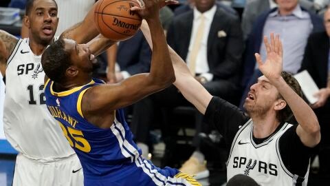 Pau Gasol ante Kevin Durant