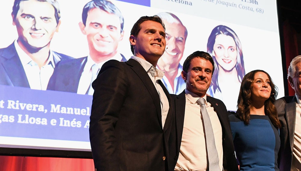 Manuel Valls con Albert Rivera e Inés Arrimadas