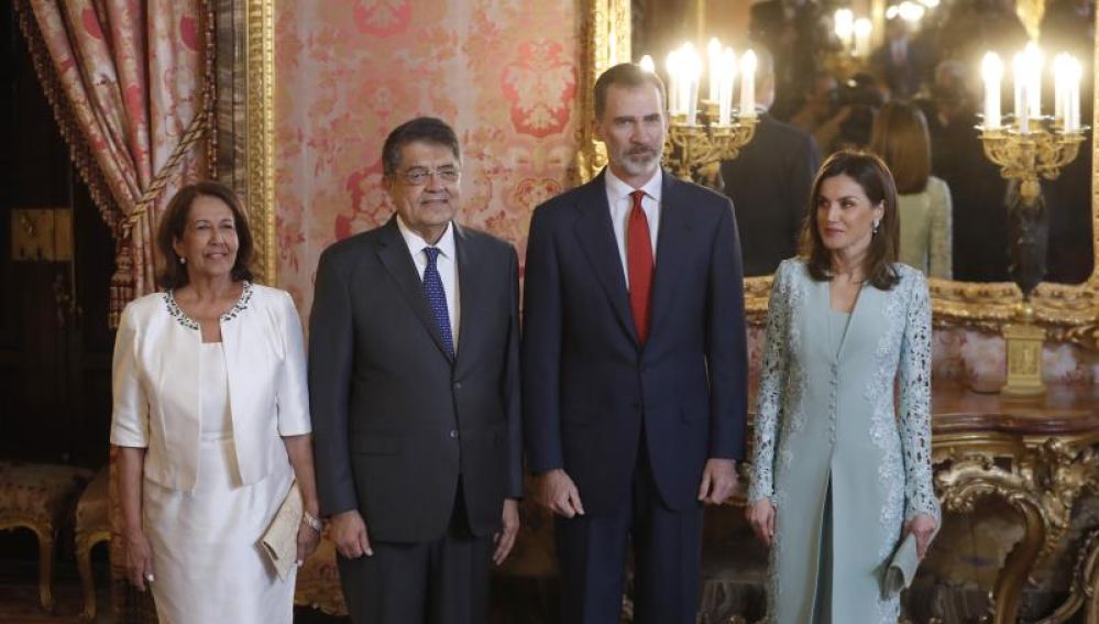 El Rey Felipe VI y la Reina Letizia posan junto al Premio Cervantes, Sergio Ramírez, y su esposa Gertrudis Guerrero.