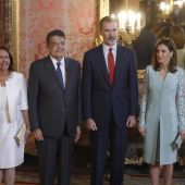 El Rey Felipe VI y la Reina Letizia posan junto al Premio Cervantes, Sergio Ramírez, y su esposa Gertrudis Guerrero.