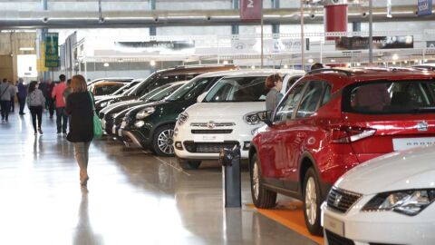 Veh&iacute;culos en un expositor de Firauto en IFA