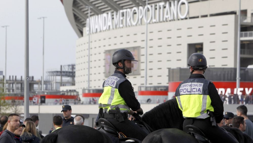 Policías antes de la final de Copa