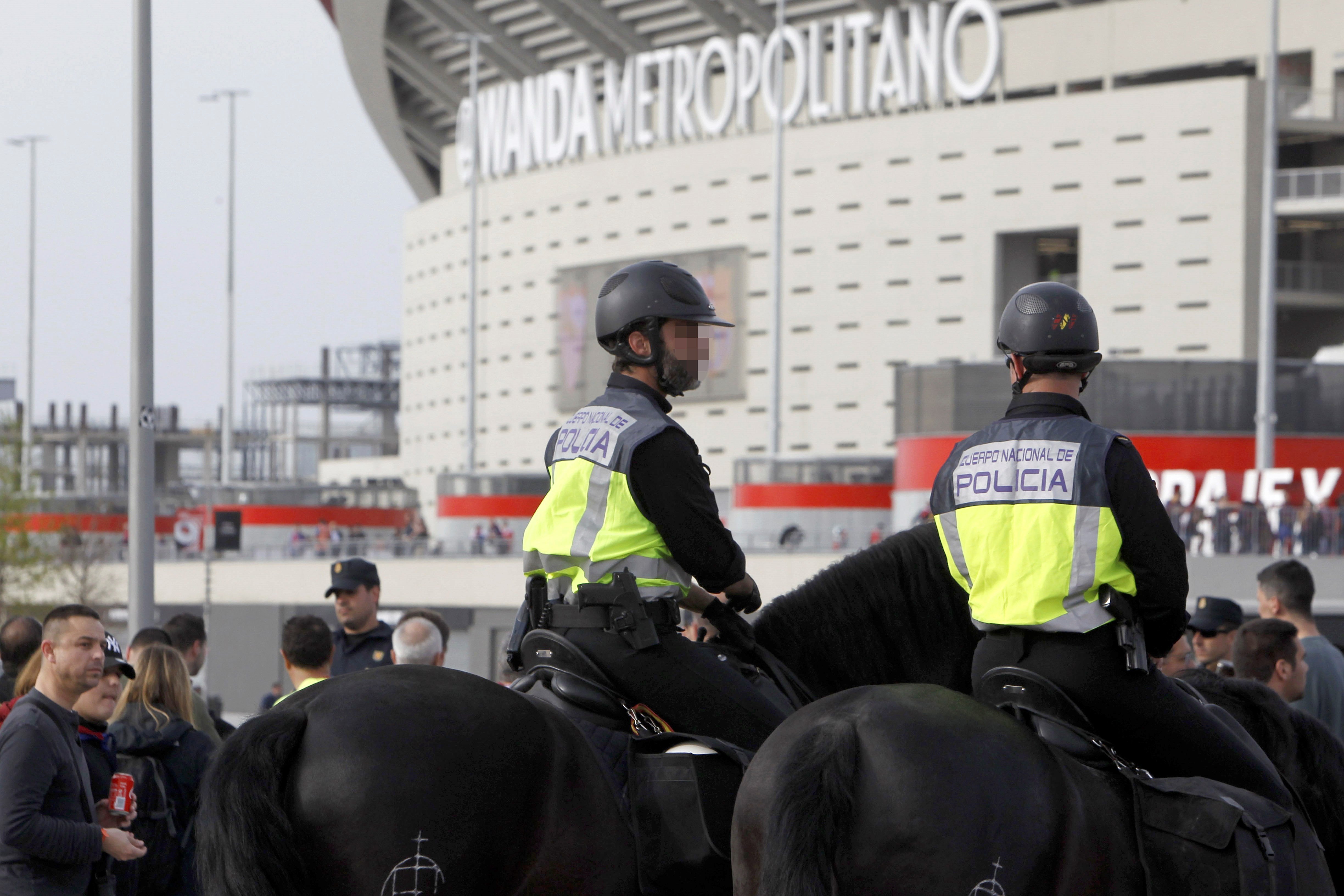 Apedrean un autobús de aficionados sevillistas cuando se dirigía al estadio Apedrean un autobús de aficionados sevillistas cuando se dirigía al estadio
