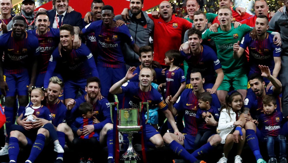 Los jugadores del Barcelona celebran su triunfo en la Copa del Rey
