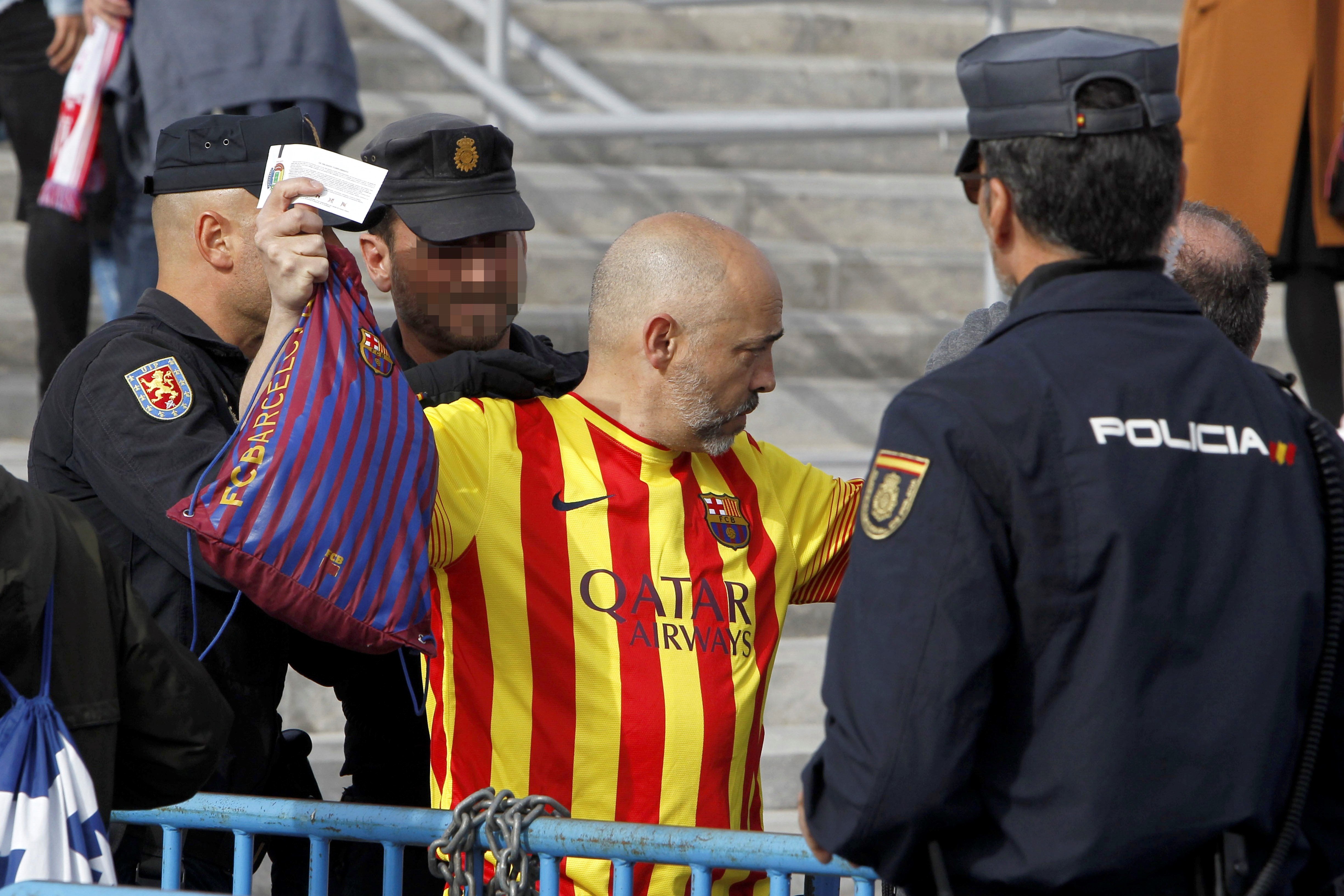 La Policía requisa esteladas y camisetas amarillas antes de la final de la Copa del Rey La Policía requisa esteladas y camisetas amarillas antes de la final de la Copa del Rey