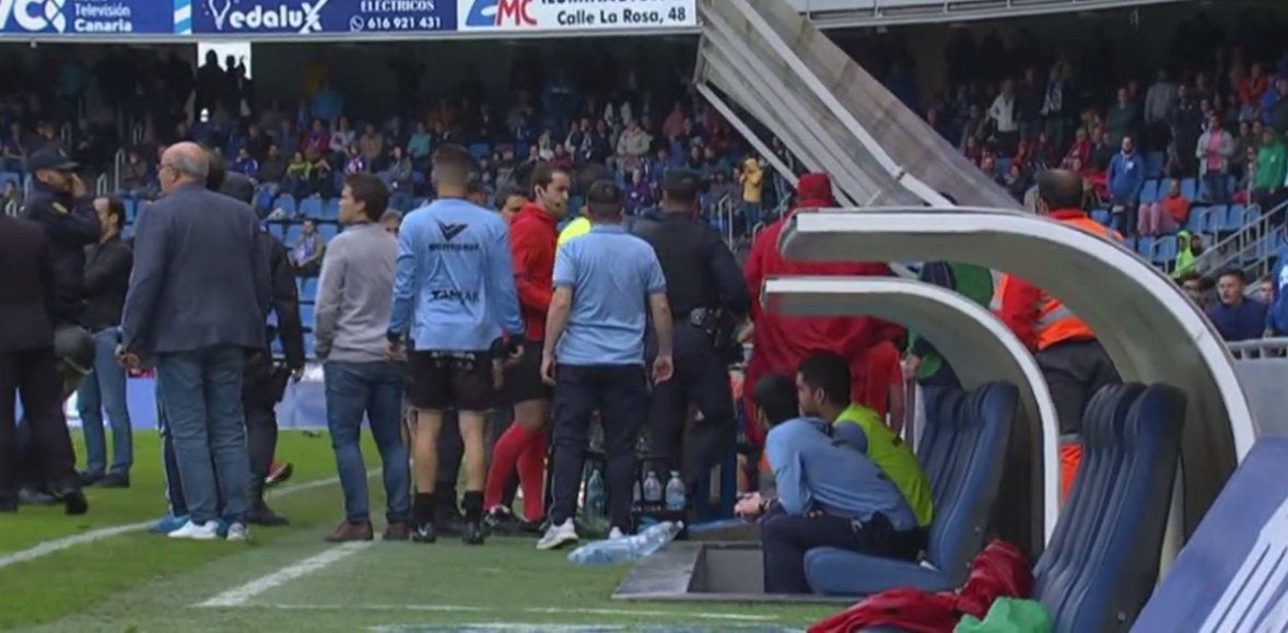 Una agresión a una juez de línea obliga a parar el partido entre el Tenerife y el Huesca Una agresión a una juez de línea obliga a parar el partido entre el Tenerife y el Huesca