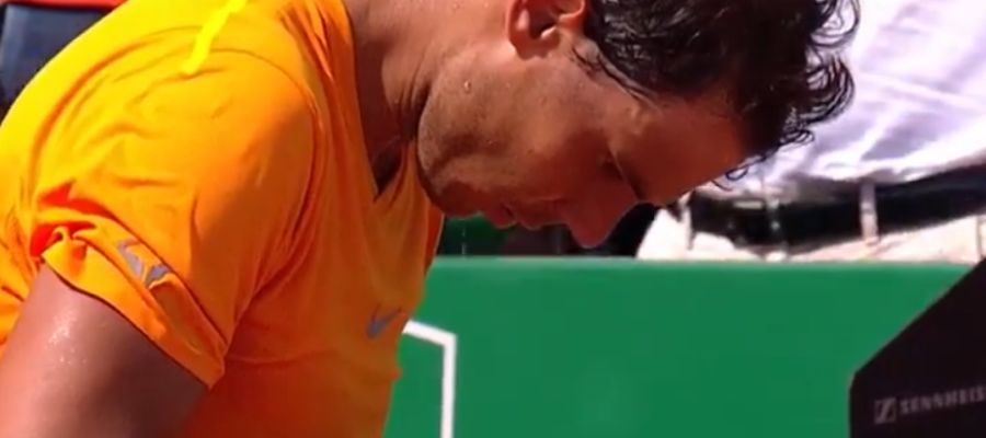 Nadal mira a su móvil tras ganar a Dimitrov Nadal mira a su móvil tras ganar a Dimitrov