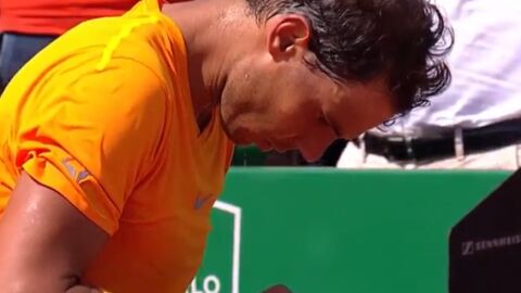 Nadal mira a su m&oacute;vil tras ganar a Dimitrov
