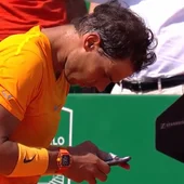 Nadal mira a su móvil tras ganar a Dimitrov Nadal mira a su móvil tras ganar a Dimitrov