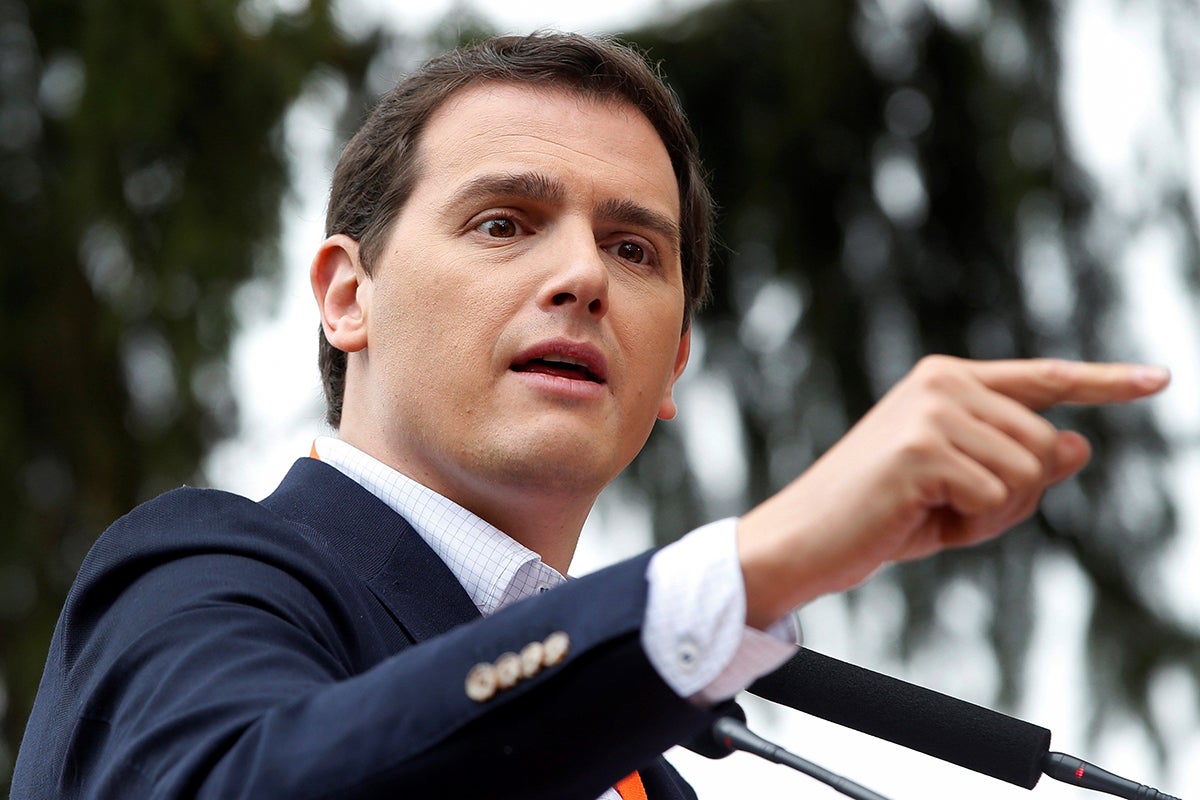 Ciudadanos supera al PSOE y se queda como segunda fuerza a 1,6 puntos del PP, según el CIS Ciudadanos supera al PSOE y se queda como segunda fuerza a 1,6 puntos del PP, según el CIS
