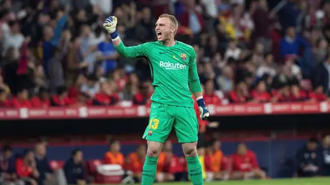 Japer Cillessen guardameta del Valencia Cillessen celebrando el gol del Barcelona