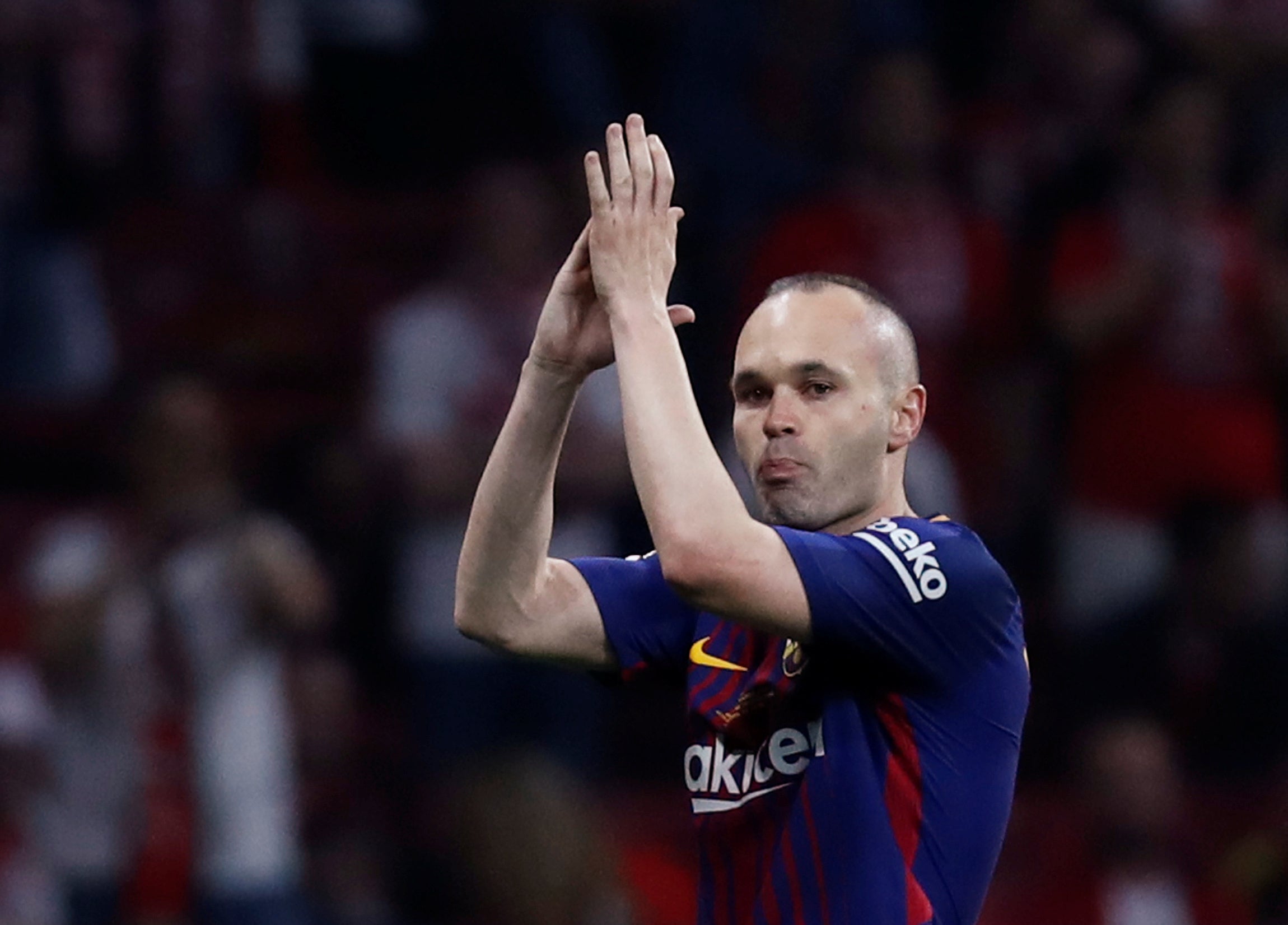 Andrés Iniesta sale del Wanda Metropolitano entre ovaciones y lágrimas Andrés Iniesta sale del Wanda Metropolitano entre ovaciones y lágrimas