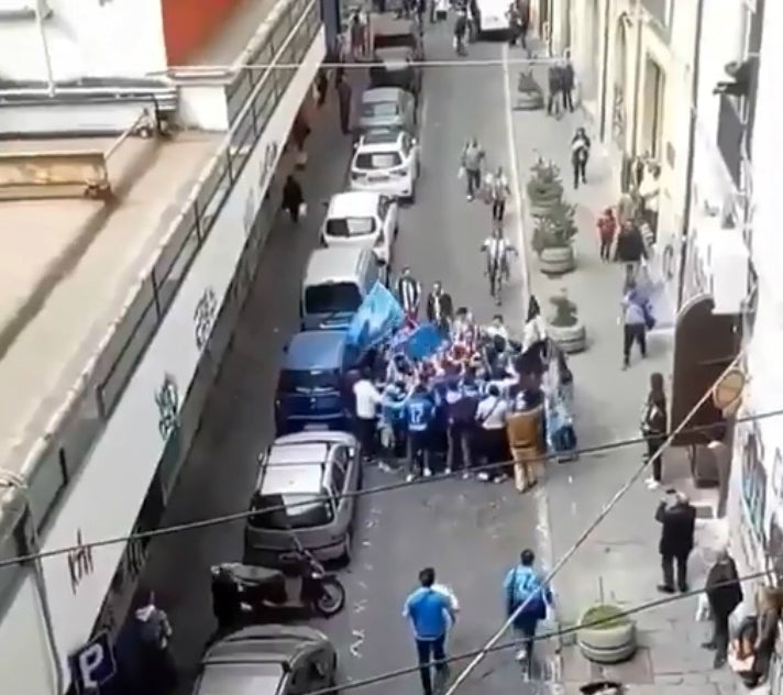 Esto es lo que pasa cuando aficionados del Nápoles y de la Juventus se encuentran en la misma calle Esto es lo que pasa cuando aficionados del Nápoles y de la Juventus se encuentran en la misma calle