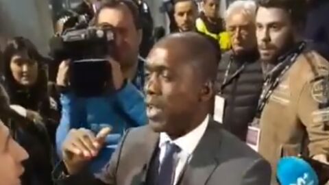 Seedorf habla con los aficionados del D&eacute;por en Butarque