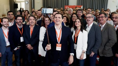 Albert Rivera posa con parte de Ciudadanos