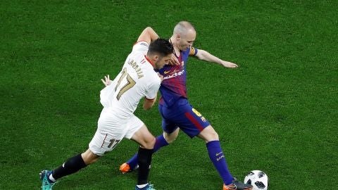 Iniesta disputando un bal&oacute;n con Sarabia