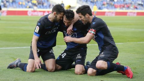 Los jugadores del Alav&eacute;s celebran un gol a Las Palmas. 