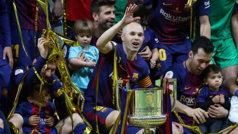 Iniesta, con el trofeo de campe&oacute;n de la Copa del Rey