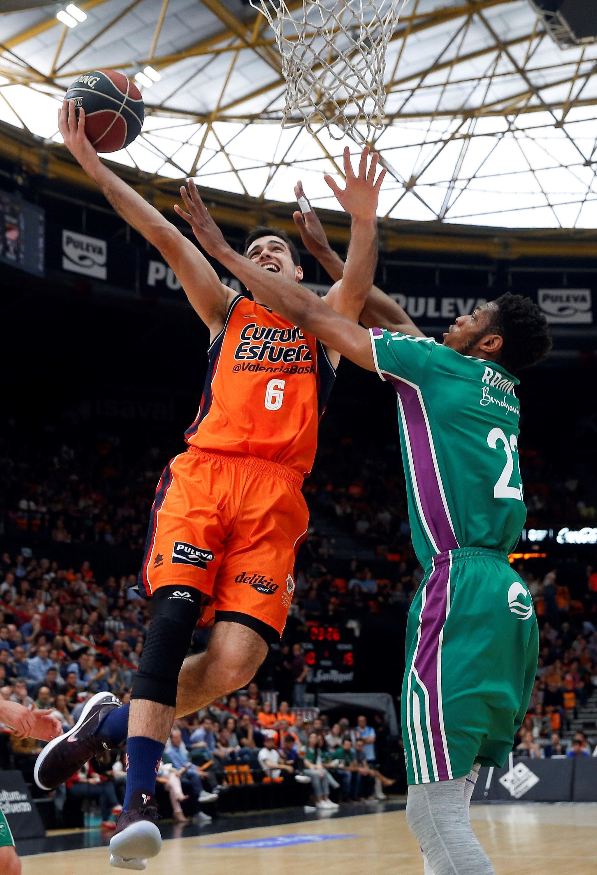 Jeff Brooks, jugador del Unicaja, trasladado a un centro médico tras desplomarse en la pista Jeff Brooks, jugador del Unicaja, trasladado a un centro médico tras desplomarse en la pista