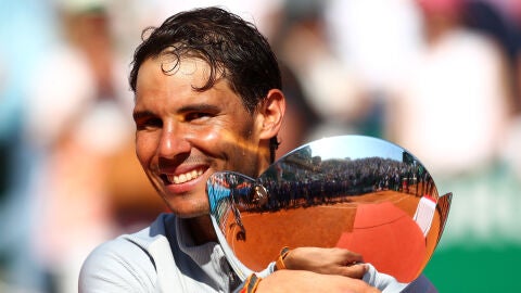 Nadal, con el trofeo de campe&oacute;n de Montecarlo