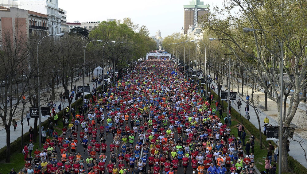 Miles de corredores tras la salida del EDP Rock'n'roll Maratón de Madrid 2019 