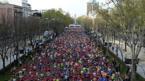 Miles de corredores tras la salida del EDP Rock'n'roll Marat&oacute;n de Madrid 2019