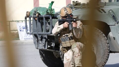 Soldados tras un ataque en Kabul (Afganist&aacute;n)