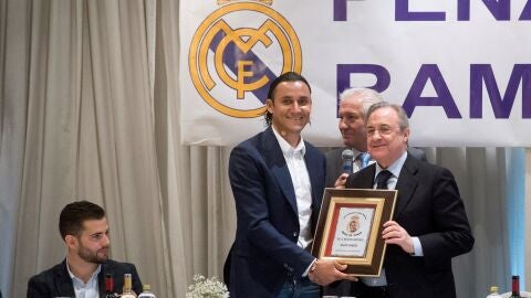 Florentino P&eacute;rez y Keylor Navas, en una pe&ntilde;a madridista