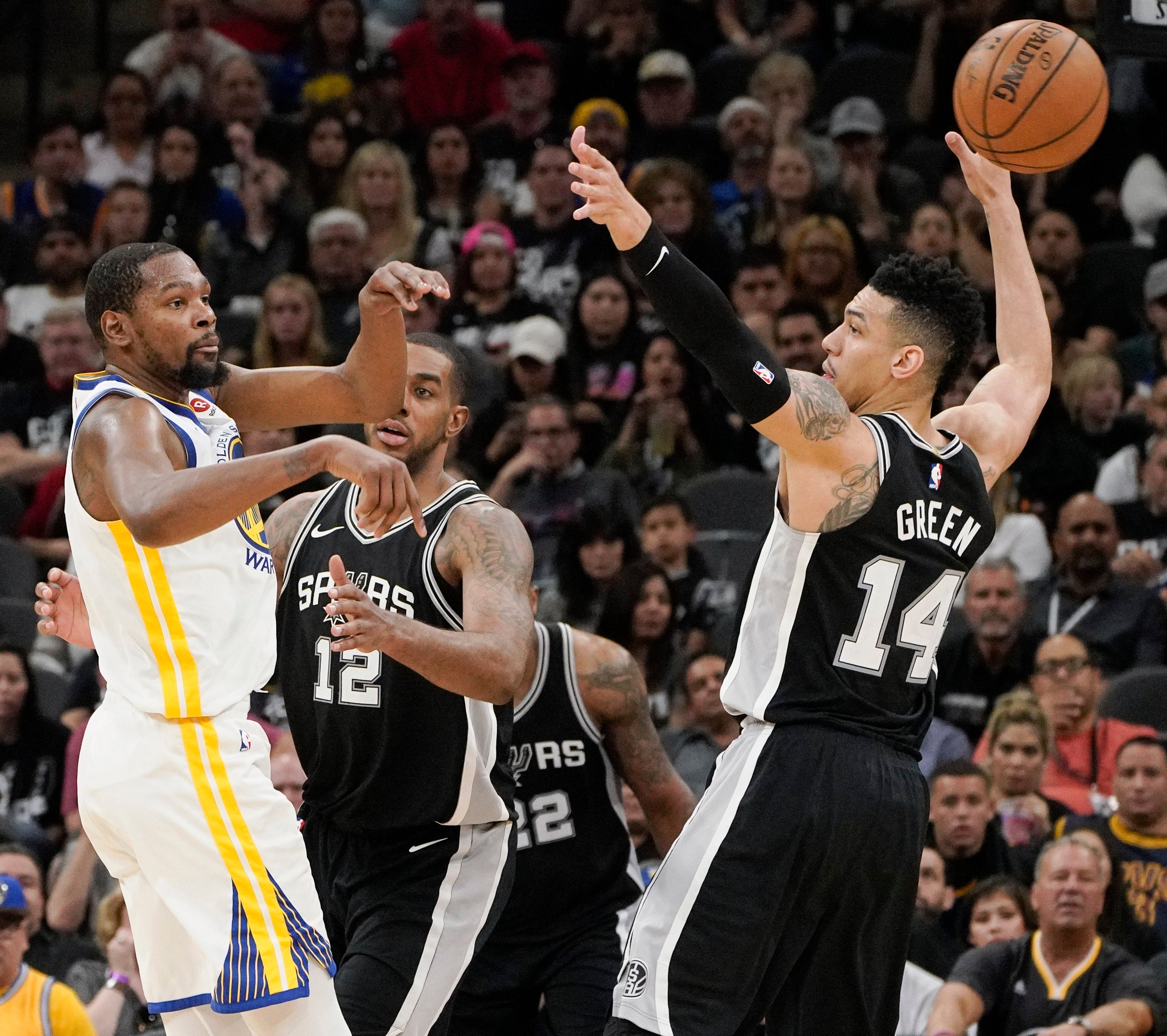 Aldridge y Ginóbili lideran el primer triunfo de los Spurs frente a los Warriors Aldridge y Ginóbili lideran el primer triunfo de los Spurs frente a los Warriors