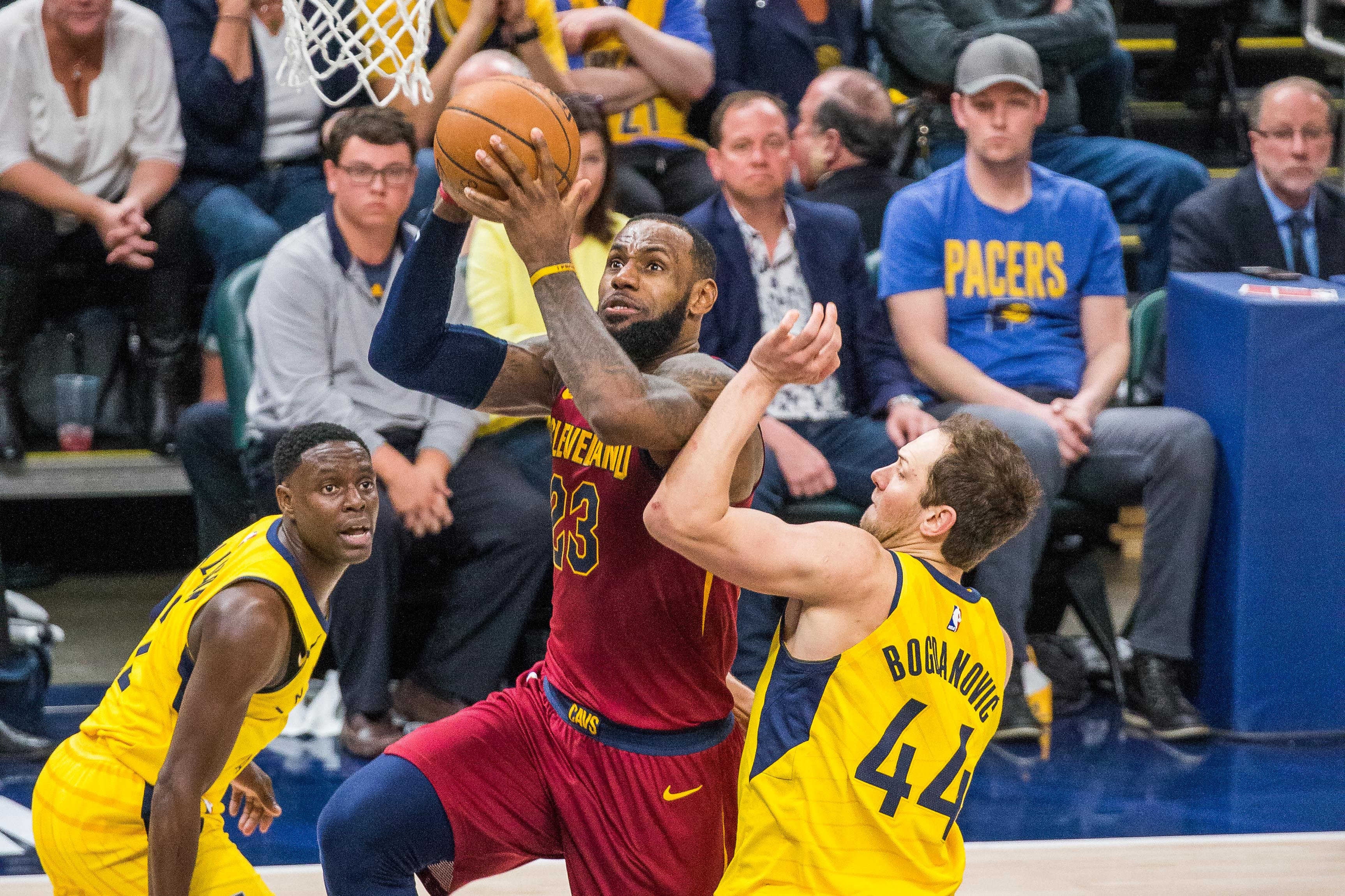 Un gran LeBron James iguala la serie y recupera el factor campo para los Cavaliers frente a Indiana Un gran LeBron James iguala la serie y recupera el factor campo para los Cavaliers frente a Indiana