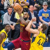 LeBron James anota ante la defensa de los Pacers LeBron James anota ante la defensa de los Pacers