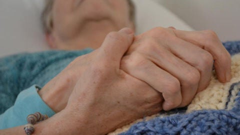 Una persona mayor en un hospital