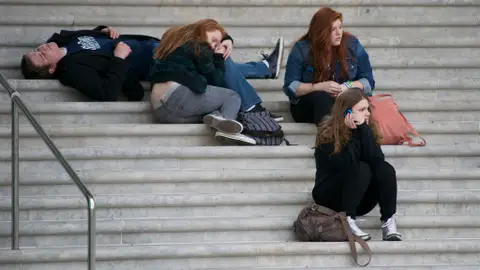 Algunos expertos aconsejan retrasar la hora de entrada a los institutos Algunos expertos aconsejan retrasar la hora de entrada a los institutos