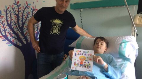Paco Mir con los ni&ntilde;os ingresados