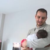 Imagen de archivo de un padre con un bebé